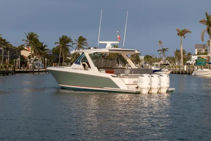 2018-tiara-yachts-38-ls-power-9702770-975348063-0-180320250733-9