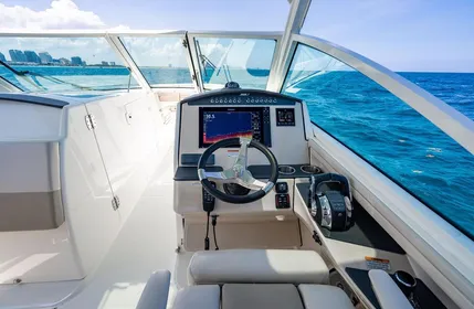 2019-boston-whaler-320-vantage-power-9828387-20250605124251633-1_XLARGE