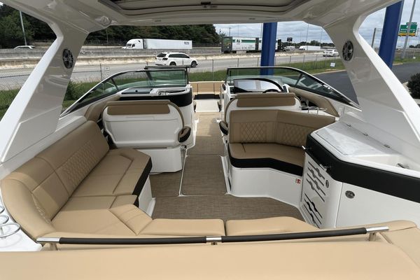 2025-sea-ray-310slx-power-9371588-966693340-0-060820241114-18
