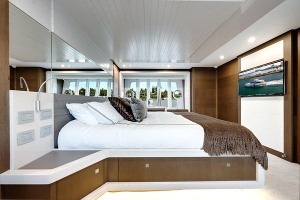 2014-ferretti-yachts-870-power-9488469-20250809151059059-4