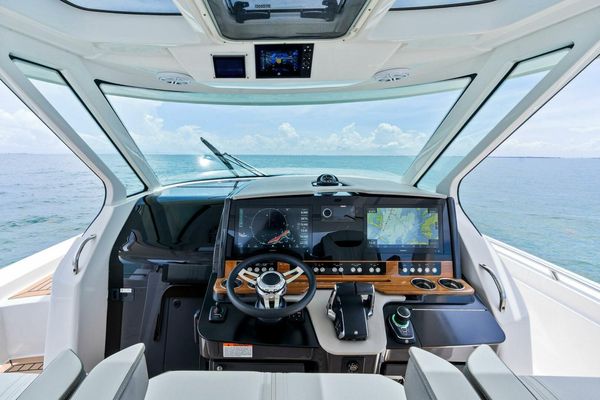 2023-tiara-yachts-38-ls-power-9843429-20250623151015624-1