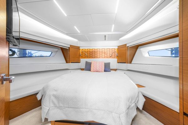 2024-tiara-yachts-48-le-power-9710283-976501857-0-090420250836-17