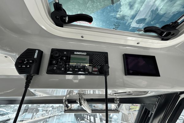 2025-boston-whaler-325-conquest-power-9926815-20250909115224569-44